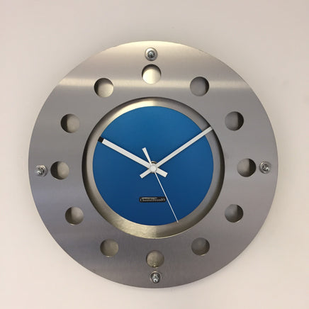 BeoXL - Wandklok mecanica kleine binnenste cirkel lichtblauw wit modern nederlands ontwerp handgemaakt 40 cm