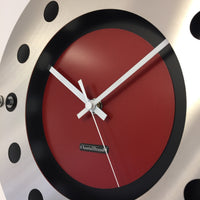 BeoXL - Wandklok mecanica volledig zwart met rood color kleine binnen cirkel wit pointer modern dutch design handgemaakt 40 cm