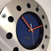 BeoXL - Wandklok mecanica volledig zwart met blue color small binnen cirkel orange wit pointer modern dutch design handgemaakt 40 cm