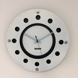 BeoXL - Wandklok wit flens mecanica volledig zwart met witte kleine binnen cirkel blued pointer modern dutch design handgemaakt 40 cm