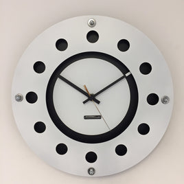 BeoXL - Wandklok wit flens mecanica volledige zwart met wit kleine binnencirkel zwart goud pointer modern dutch design handgemaakt 40 cm