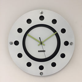 BeoXL - Wandklok wit flens mecanica volledige zwart met wit kleine binnen cirkel zwart lemmon zwart pointer modern dutch design handgemaakt 40 cm